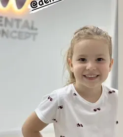 Objava na Instagramu: nasmejana devojčica ispred logoa ordinacije