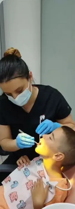 Objava na Instagramu: doktorka pregleda dečaka u stomatološkoj stolici