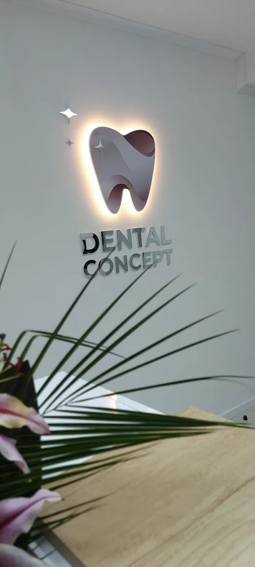 Svetleći logo Dental Concept na zidu recepcije